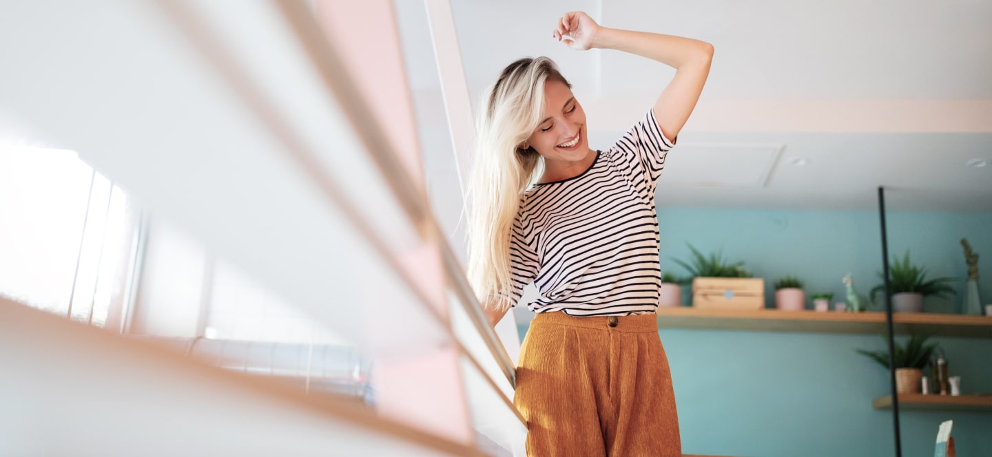 Pareja senior feliz delante de un ordenador